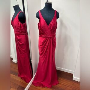 Fitted stretch jerseys v-neck gown with ruching.